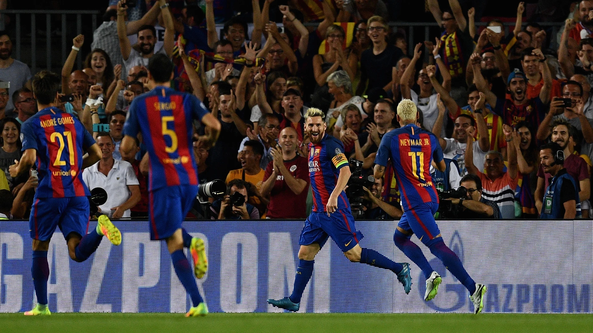 Los jugadores del Barça celebran el gol de Leo Messi