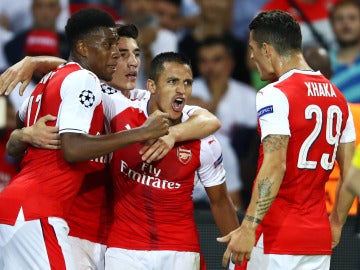 Alexis Sánchez celebra su gol con el Arsenal