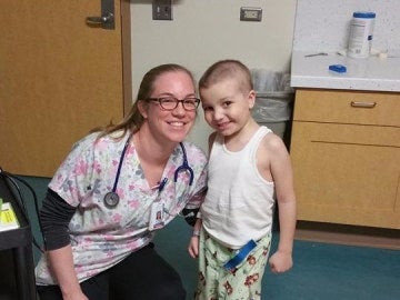 La muestra de amor de un niño de cinco años con leucemia a su enfermera