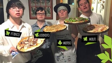Seis chicos con Síndrome de Down arrasan con el servicio de pizzas que han montado en Argentina