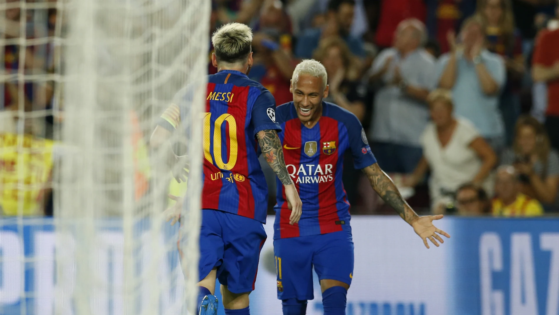 Neymar y Messi se abrazan