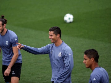 Cristiano bromea en el entrenamiento de Valdebebas