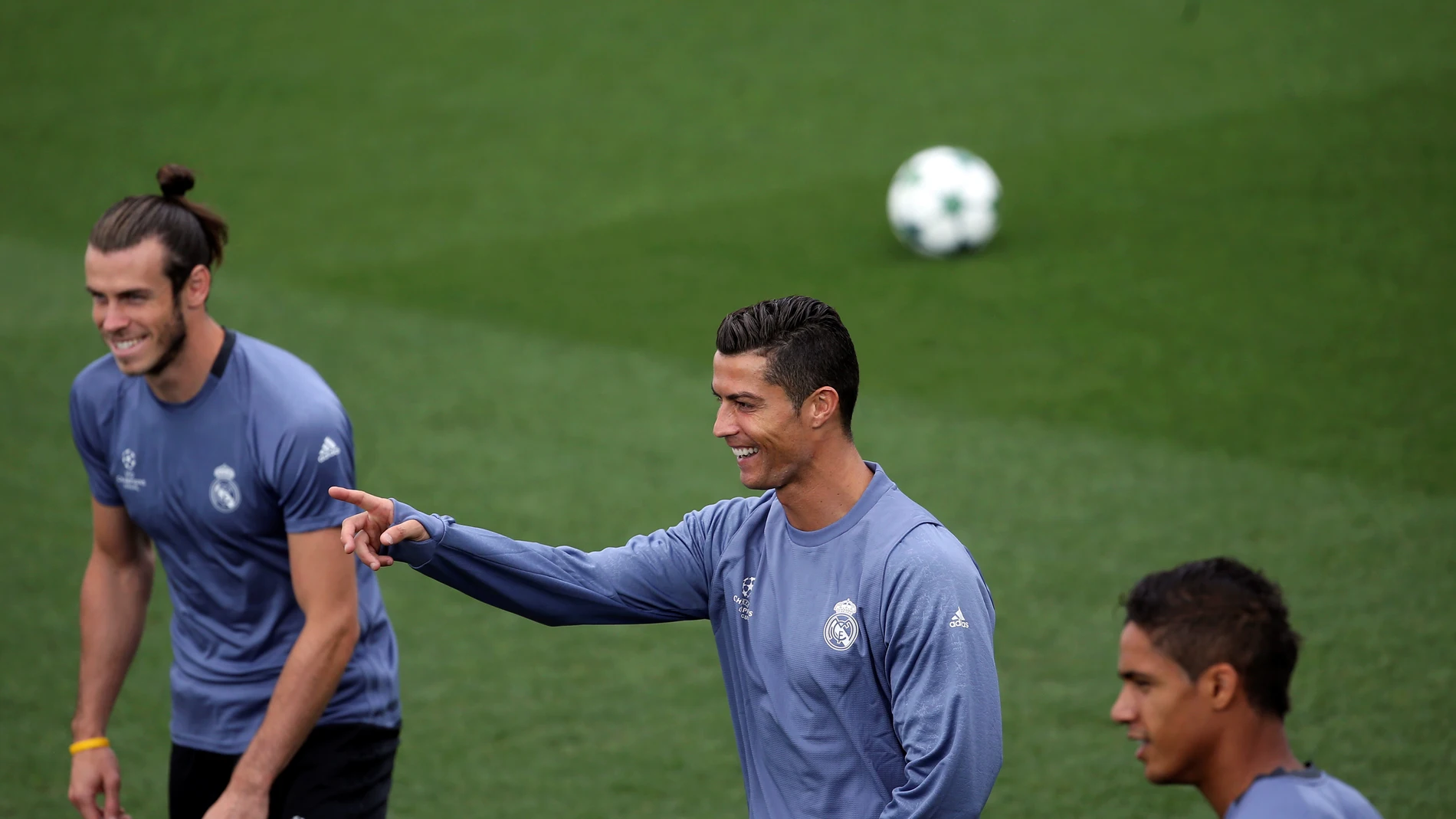 Cristiano bromea en el entrenamiento de Valdebebas Cristiano bromea en el entrenamiento de Valdebebas