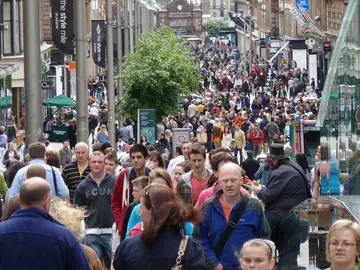 Gente andando por la calle Gente andando por la calle