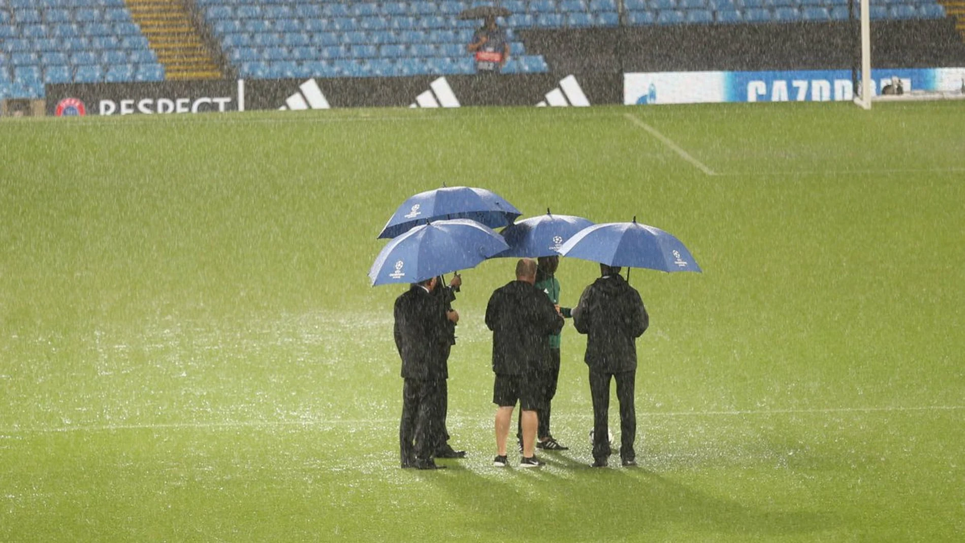 Los árbitros inspeccionan el Etihad