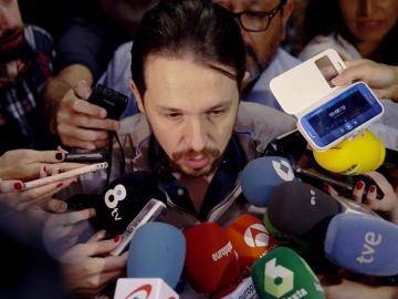 Pablo Iglesias atiende a la prensa tras escuchar la comparecencia de De Guindos.