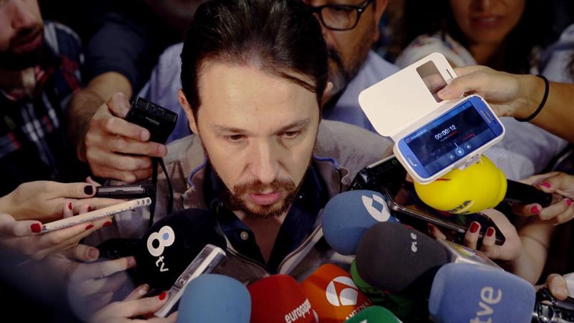 Pablo Iglesias atiende a la prensa tras escuchar la comparecencia de De Guindos.