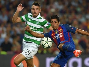 Luis Suárez remata de volea ante el Celtic