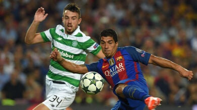 Luis Suárez controla de espaldas y conecta una imparable volea para poner el 6-0 ante el Celtic