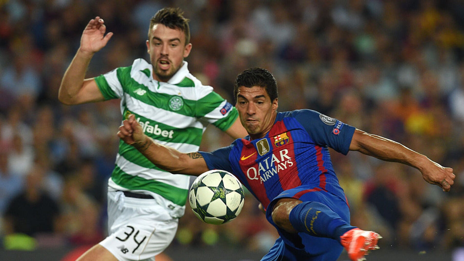 Luis Su&aacute;rez remata de volea ante el Celtic