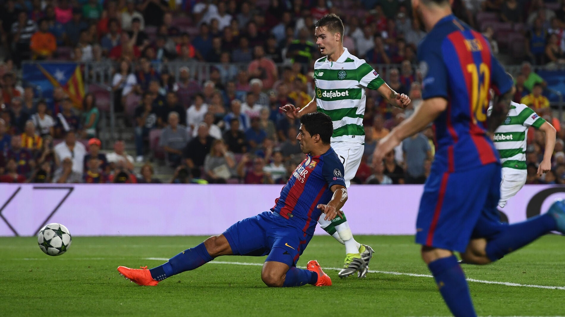 Luis Su&aacute;rez, firmando el s&eacute;ptimo gol del Barcelona