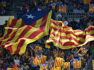 Aficionados del Barcelona muestran banderas independentistas
