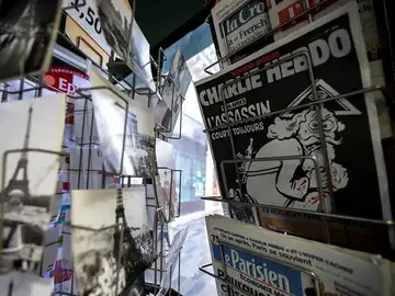 Una copia del número especial publicado por el semanario satírico "Charlie Hebdo" en el primer aniversario del atentado yihadista contra su redacción Una copia del número especial publicado por el semanario satírico "Charlie Hebdo" en el primer aniversario del atentado yihadista contra su redacción