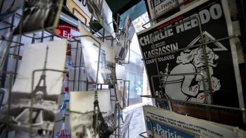 Una copia del número especial publicado por el semanario satírico "Charlie Hebdo" en el primer aniversario del atentado yihadista contra su redacción
