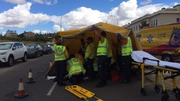Momento en el que la mujer es atendida por los efectivos sanitarios tras ser atropellada en Moncloa (Madrid).