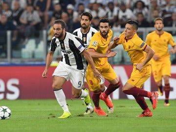 Higuaín se va en velocidad de los jugadores del Sevilla