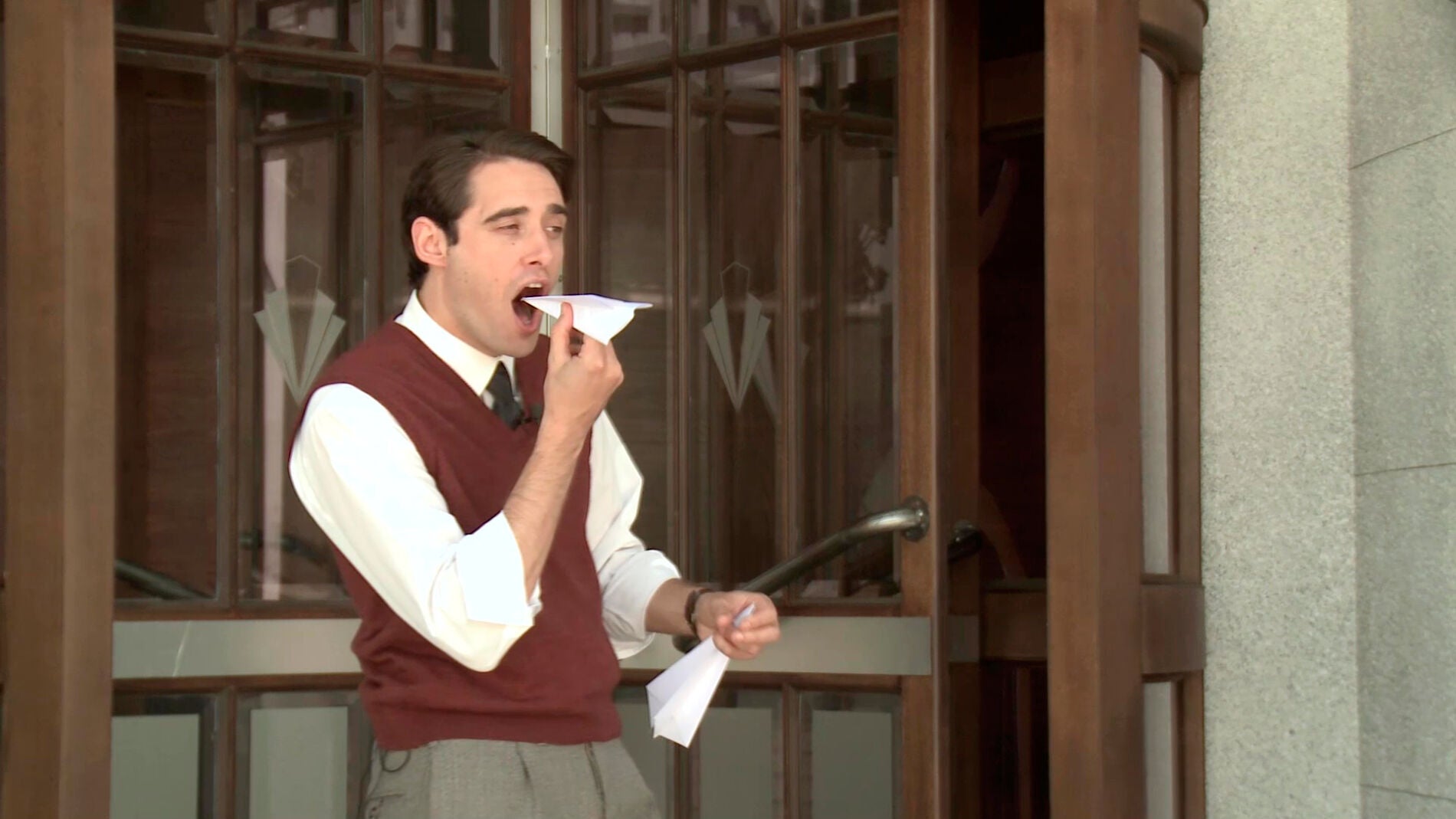 Jon&aacute;s recibe un mensaje de advertencia en un avi&oacute;n de papel