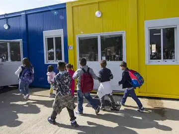 Varios niños llegan a un improvisado colegio en Amatrice Varios niños llegan a un improvisado colegio en Amatrice