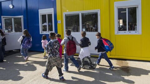 Varios ni&ntilde;os llegan a un improvisado colegio en Amatrice