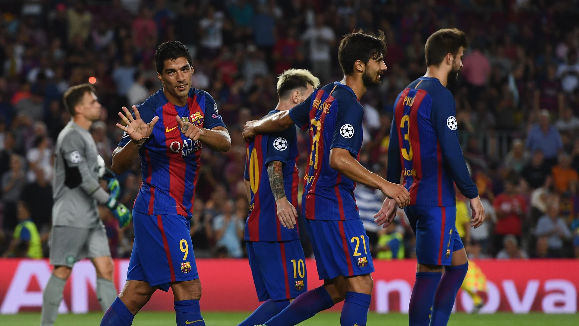 Luis Suárez celebra un gol ante el Celtic en el Camp Nou