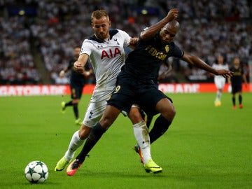 Harry Kane y Sidibe se disputan el balón en el Tottenham - Mónaco