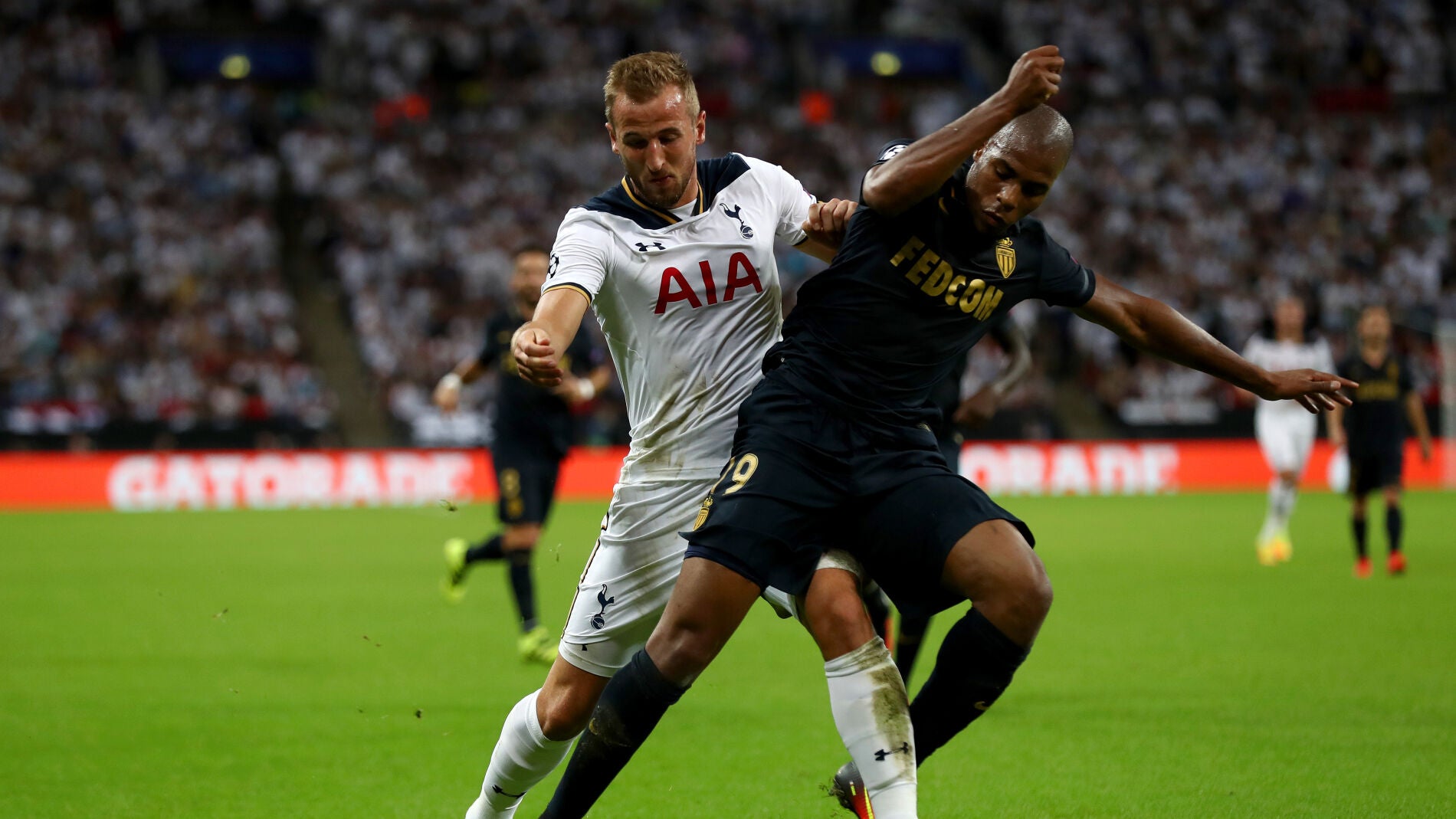 Harry Kane y Sidibe se disputan el bal&oacute;n en el Tottenham - M&oacute;naco