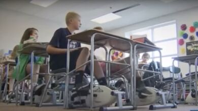 Un experimento confirma que los niños estudian mejor con una bicicleta estática bajo del pupitre
