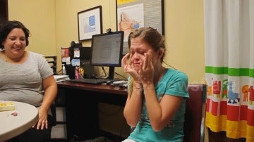 Un niña sorda escucha la voz de su madre por primera vez