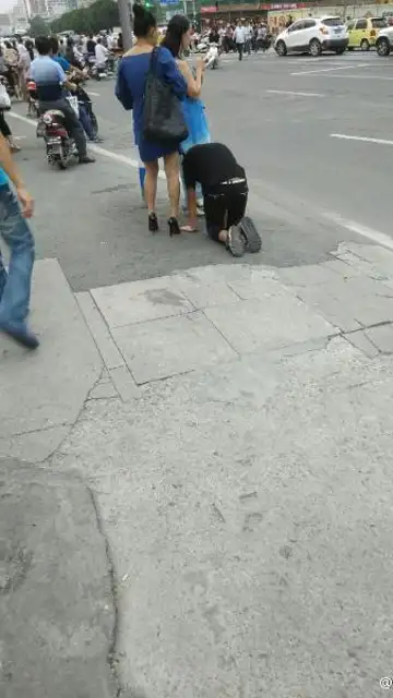 Imagen de la mujer durante 'el paseo' a su pareja Imagen de la mujer durante 'el paseo' a su pareja