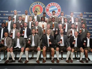 La plantilla del Bayern se hace la tradicional foto del Oktoberfest La plantilla del Bayern se hace la tradicional foto del Oktoberfest