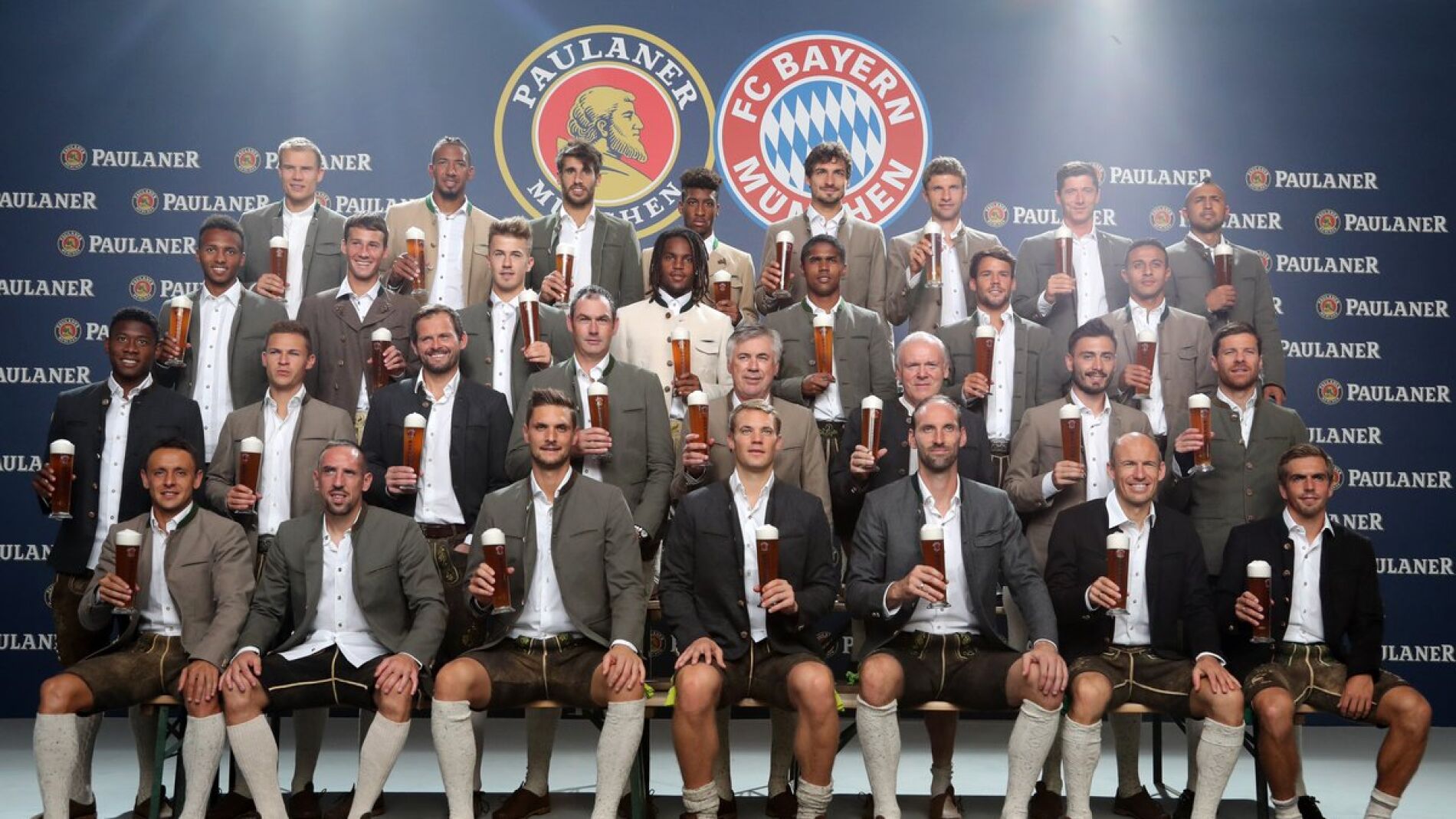 La plantilla del Bayern se hace la tradicional foto del Oktoberfest