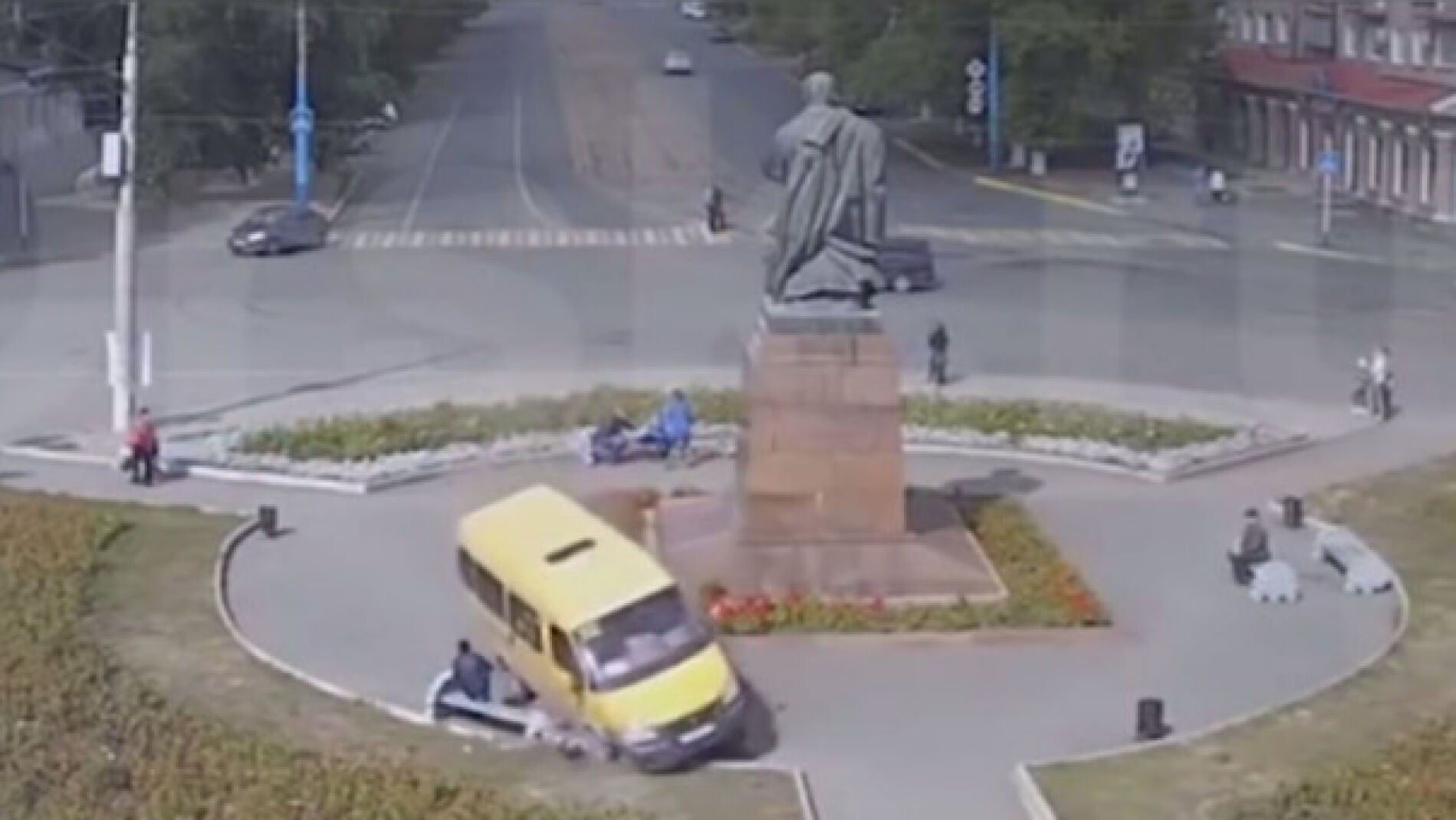 Momento exacto en el que la furgoneta pasa a cent&iacute;metros del hombre que estaba sentado en un banco