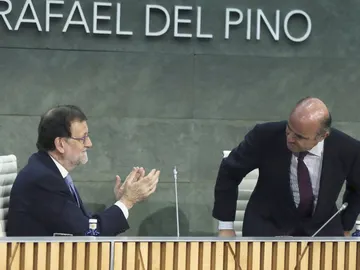 El presidente del Gobierno en funciones, Mariano Rajoy, aplaude la intervención del ministro de Economía en funciones, Luis de Guindos El presidente del Gobierno en funciones, Mariano Rajoy, aplaude la intervención del ministro de Economía en funciones, Luis de Guindos