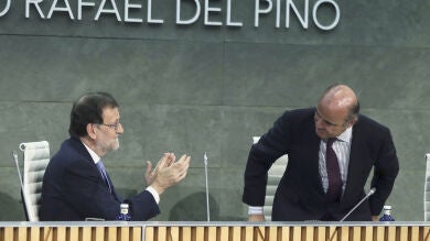Rajoy ensalza a De Guindos en la presentación de su libro y evita opinar sobre Barberá