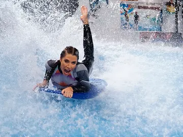 Así practican surf Pilar Rubio y Joaquín Reyes en plena calle Alcalá de Madrid Así practican surf Pilar Rubio y Joaquín Reyes en plena calle Alcalá de Madrid