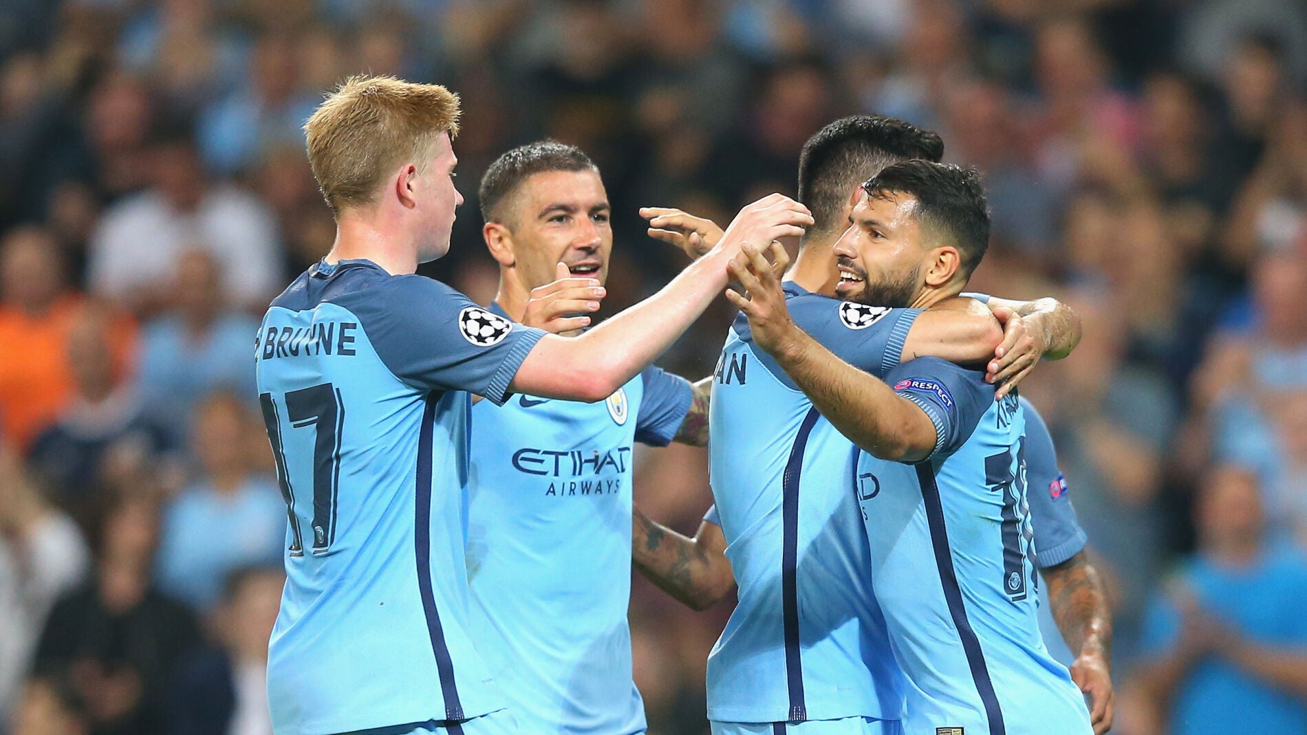 Ag&uuml;ero y sus compa&ntilde;eros del City celebran el gol del argentino