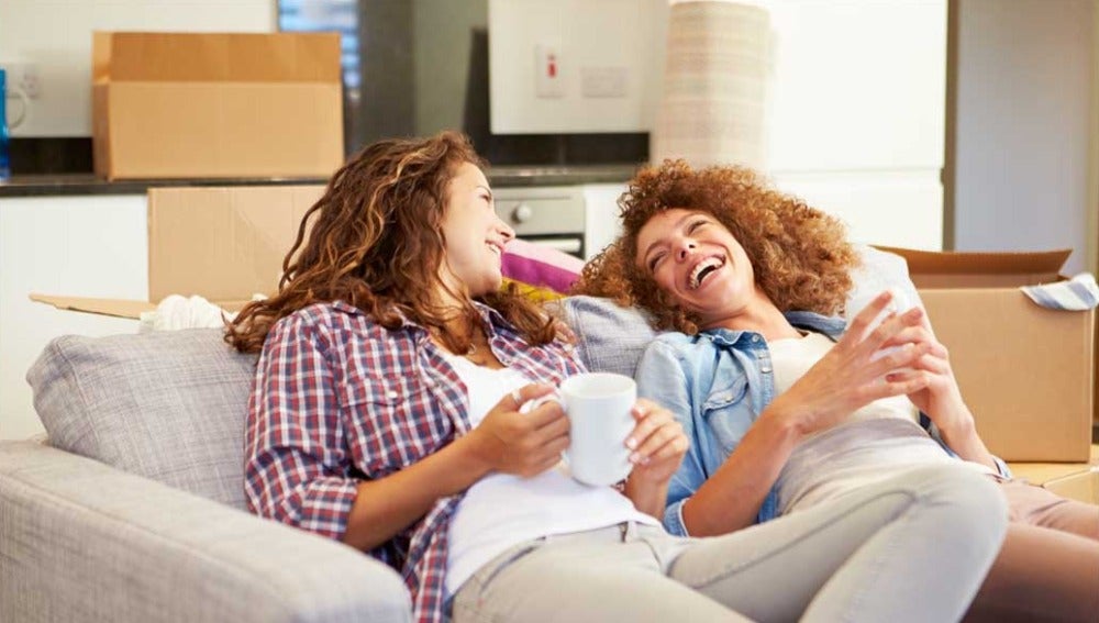 Dos mujeres riendo