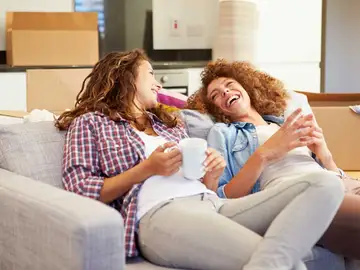 Dos mujeres riendo Dos mujeres riendo