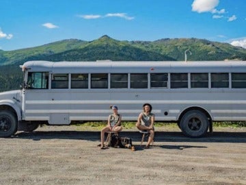 Una pareja convierte un autobus escolar en una increíble casa rodante para viajar por todo el mundo