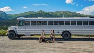 Una pareja convierte un autobus escolar en una increíble casa rodante para viajar por todo el mundo