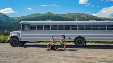 Una pareja convierte un autobús escolar en una increíble casa rodante para viajar por todo el mundo