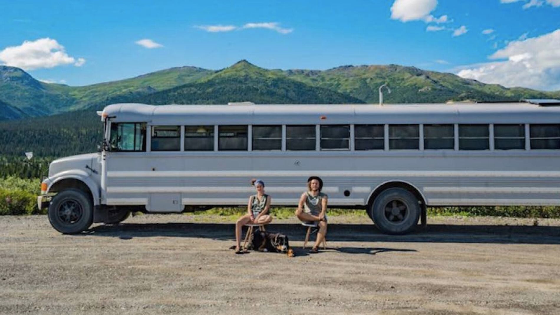 Una pareja convierte un autobus escolar en una incre&iacute;ble casa rodante para viajar por todo el mundo