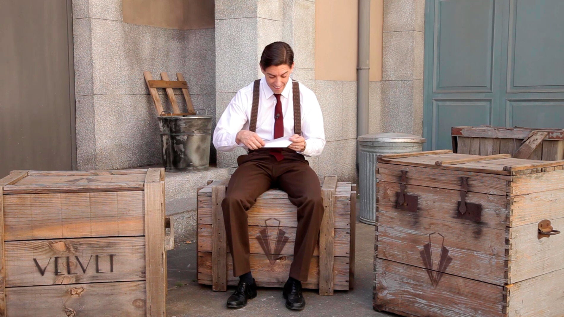 Pedro recibe un mensaje en un avi&oacute;n de papel