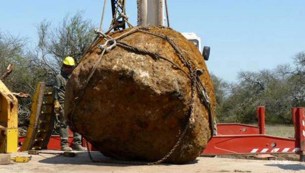 Trabajos de recuperación del enorme meteorito hallado en Argentina.