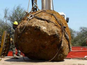 Trabajos de recuperación del enorme meteorito hallado en Argentina.