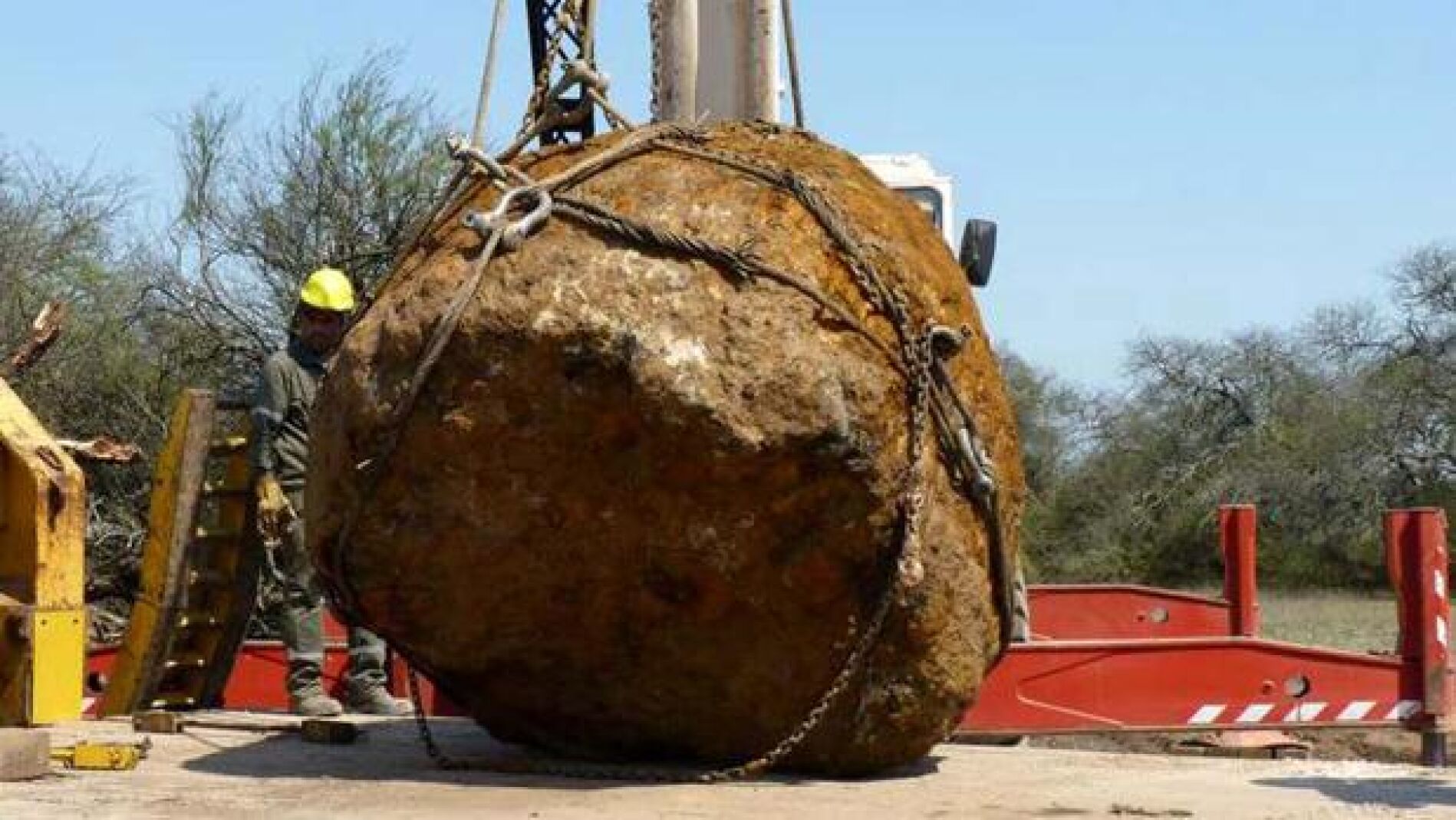 Trabajos de recuperaci&oacute;n del enorme meteorito hallado en Argentina.