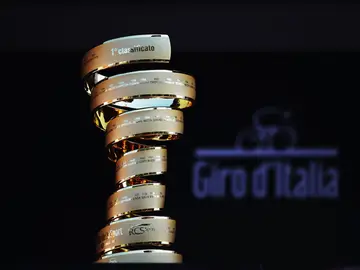 El trofeo del Giro de Italia. El trofeo del Giro de Italia.