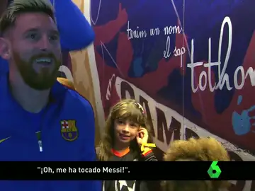 El asombro de una niña al conocer a Messi El asombro de una niña al conocer a Messi