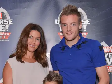 Vardy posando junto a su mujer. Vardy posando junto a su mujer.