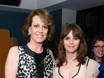 Sigourney Weaver y Felicity Jones en el Festival de Toronto Sigourney Weaver y Felicity Jones en el Festival de Toronto